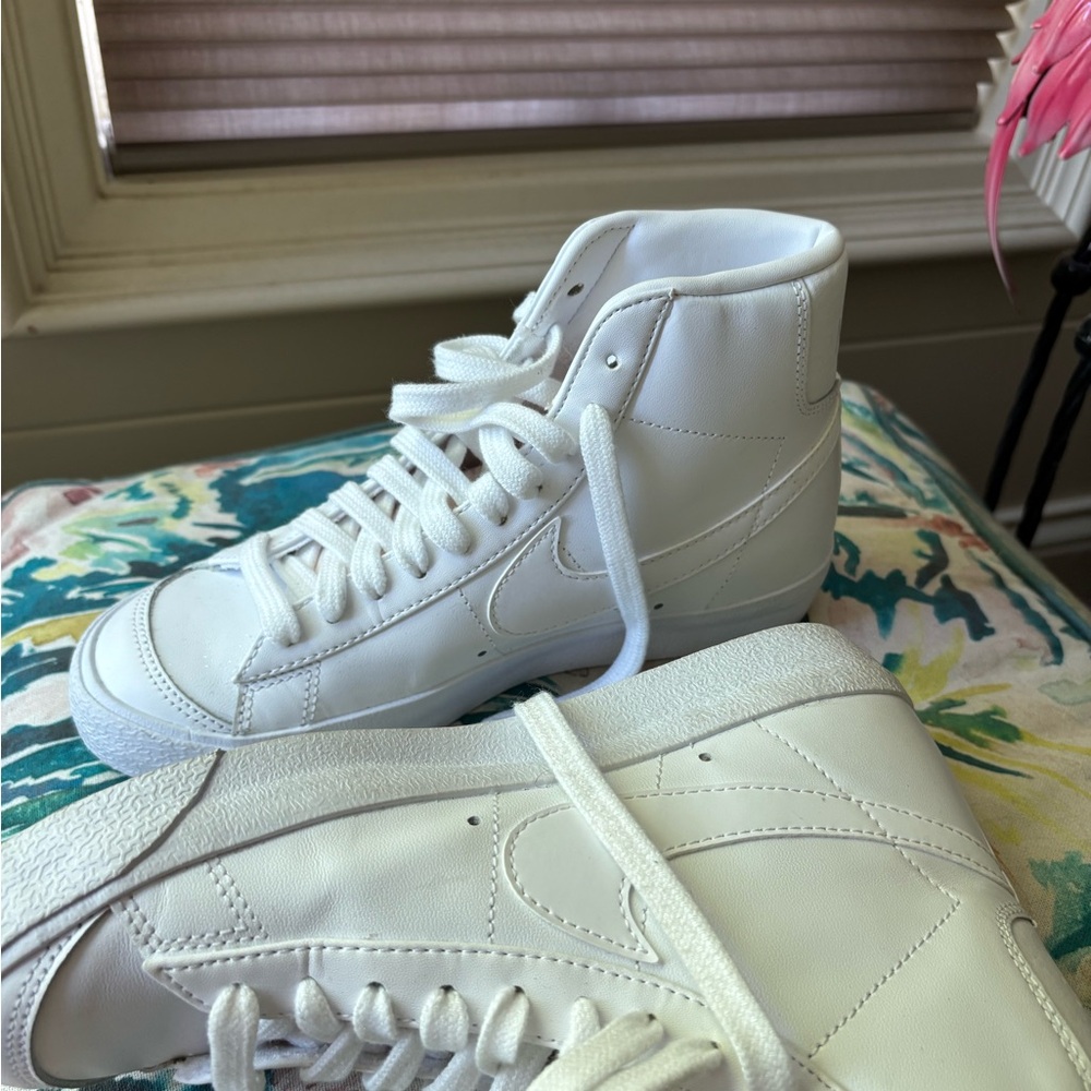 Nike White Sneakers Classic Design - Picture 4 of 5